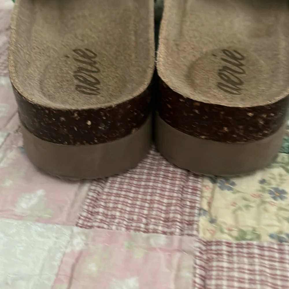 Aerie Slides sz 8 - Picture 6 of 6